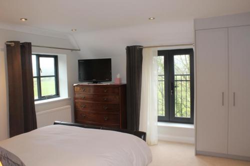 Waterfield House - Bedroom & TV
